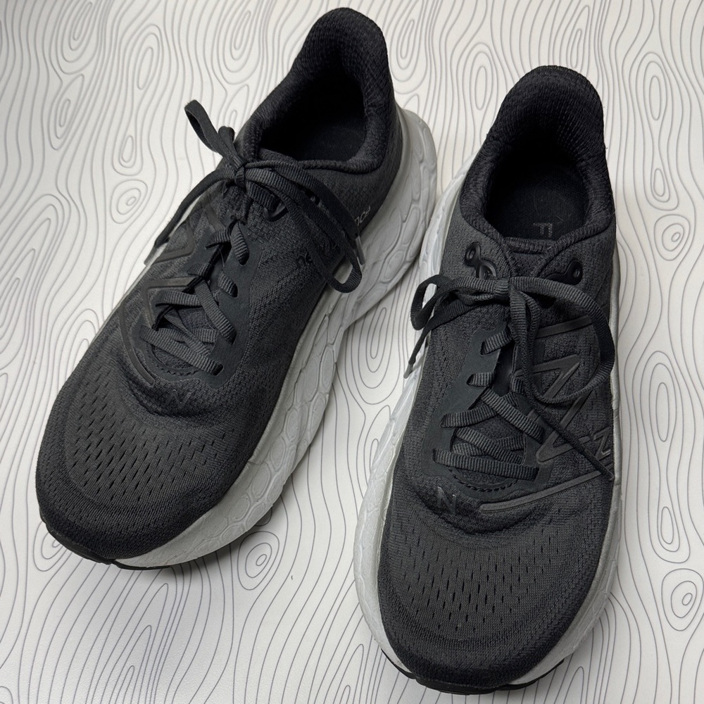 New Balance Black and White Athletic Shoes, sz 9.5